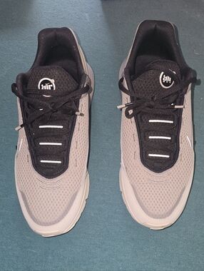 Nike Men's Grey and Black Air Runner Sneakers